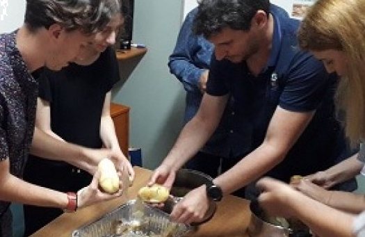 Ξεφλουδίζουμε τις πατάτες
